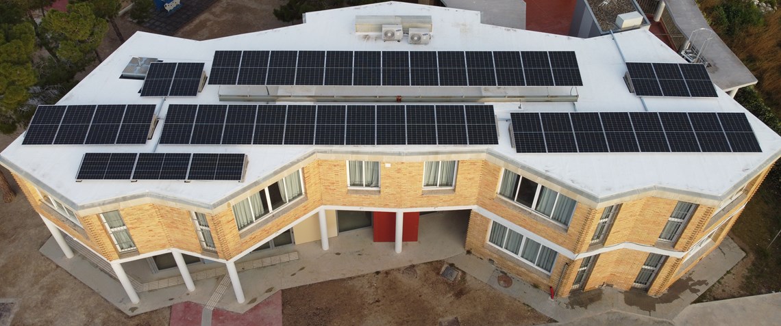 La Fundación Pere Tarrés instala 500 placas fotovoltaicas en sus casas de colonias que le permitirán generar un 25% de energía neta